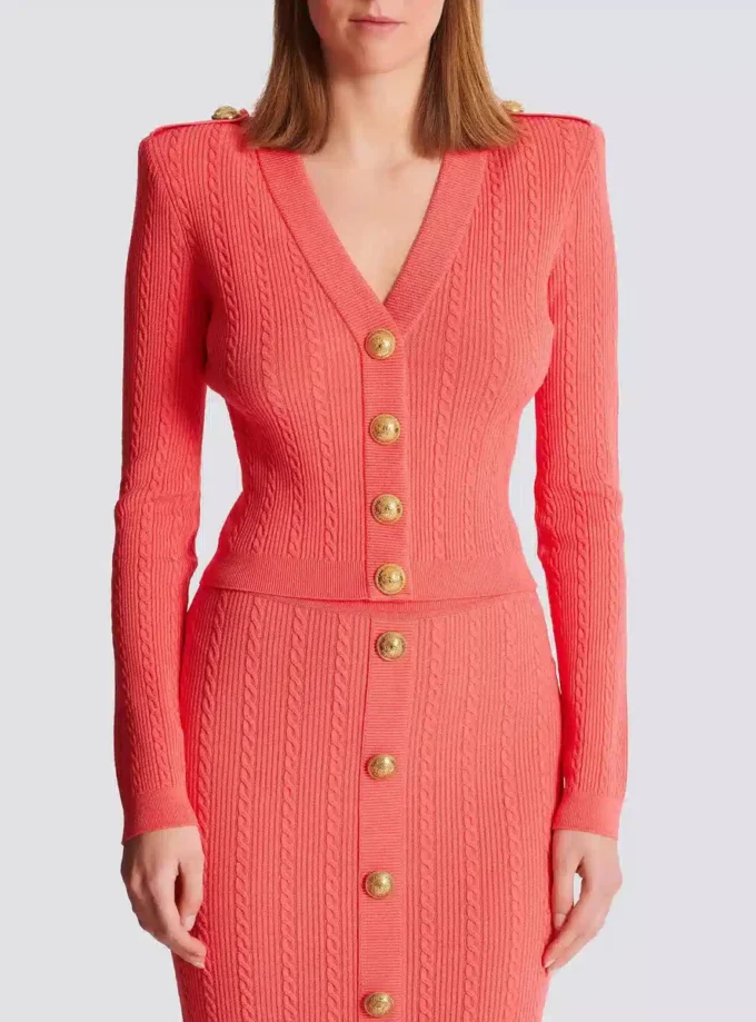 Langärmelige Strickjacke mit Zopfmuster Langärmelige Strickjacke mit Zopfmuster