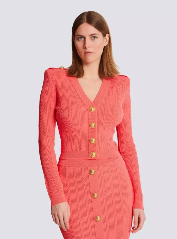 Langärmelige Strickjacke mit Zopfmuster Langärmelige Strickjacke mit Zopfmuster