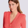 Langärmelige Strickjacke mit Zopfmuster Langärmelige Strickjacke mit Zopfmuster