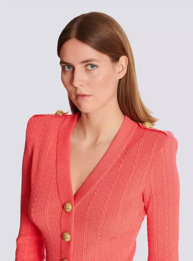 Langärmelige Strickjacke mit Zopfmuster Langärmelige Strickjacke mit Zopfmuster