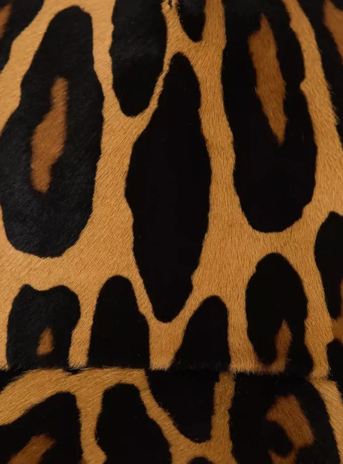 Lederkappe im Ponyskin-Stil mit Leopardenmuster