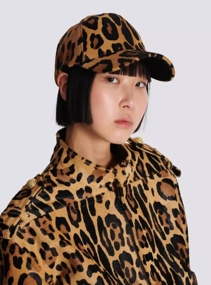 Lederkappe im Ponyskin-Stil mit Leopardenmuster