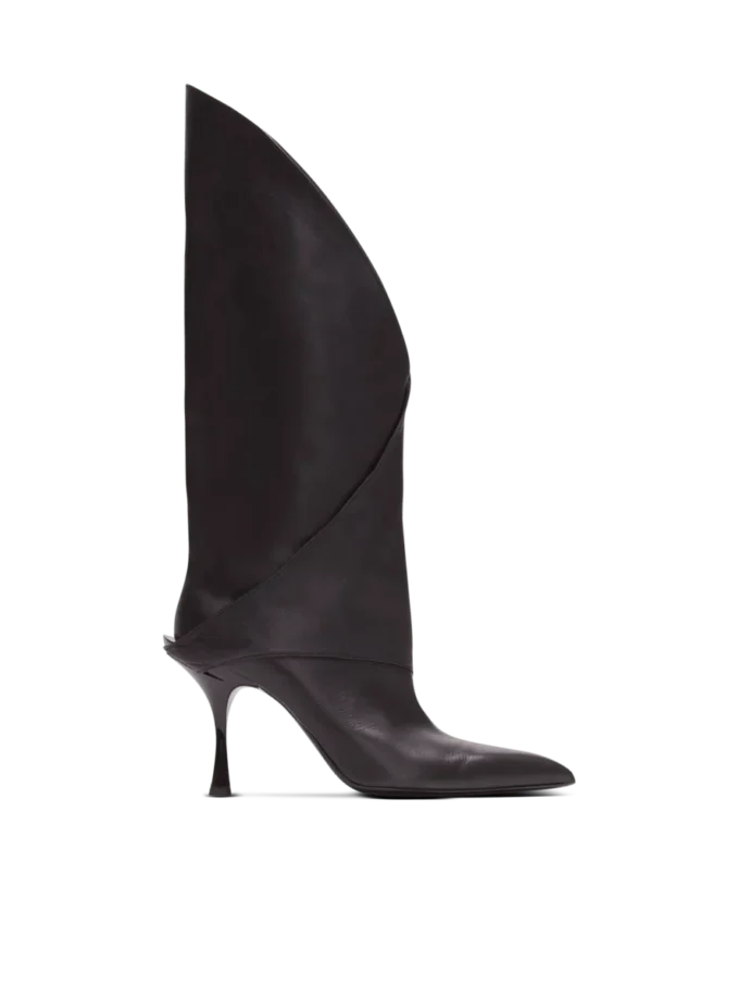 Lederstiefel mit gedrehtem Absatz Lederstiefel mit gedrehtem Absatz