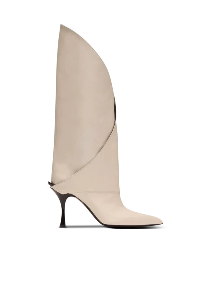 Lederstiefel mit gedrehtem Absatz Lederstiefel mit gedrehtem Absatz