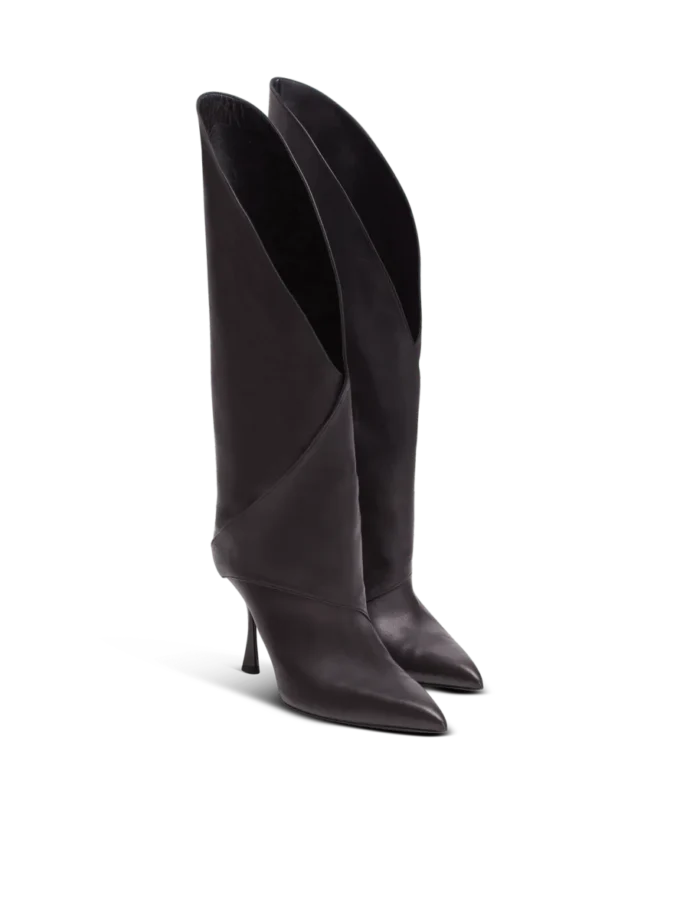 Lederstiefel mit gedrehtem Absatz Lederstiefel mit gedrehtem Absatz
