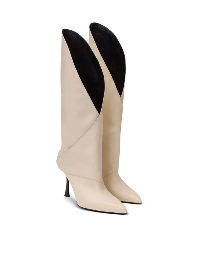 Lederstiefel mit gedrehtem Absatz Lederstiefel mit gedrehtem Absatz