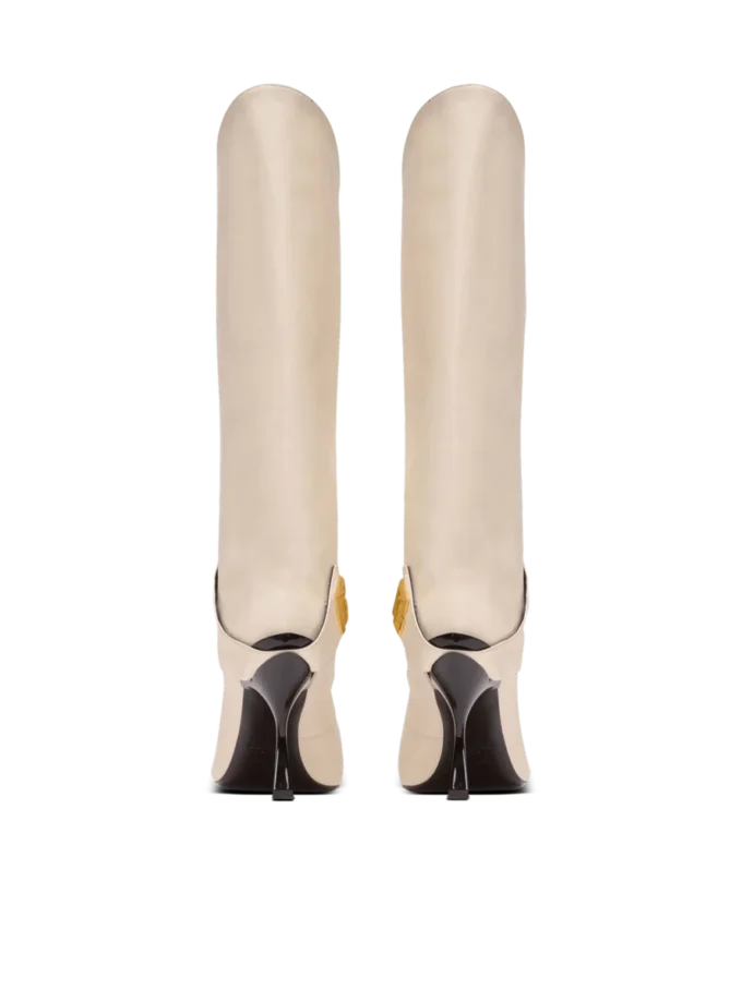 Lederstiefel mit gedrehtem Absatz Lederstiefel mit gedrehtem Absatz