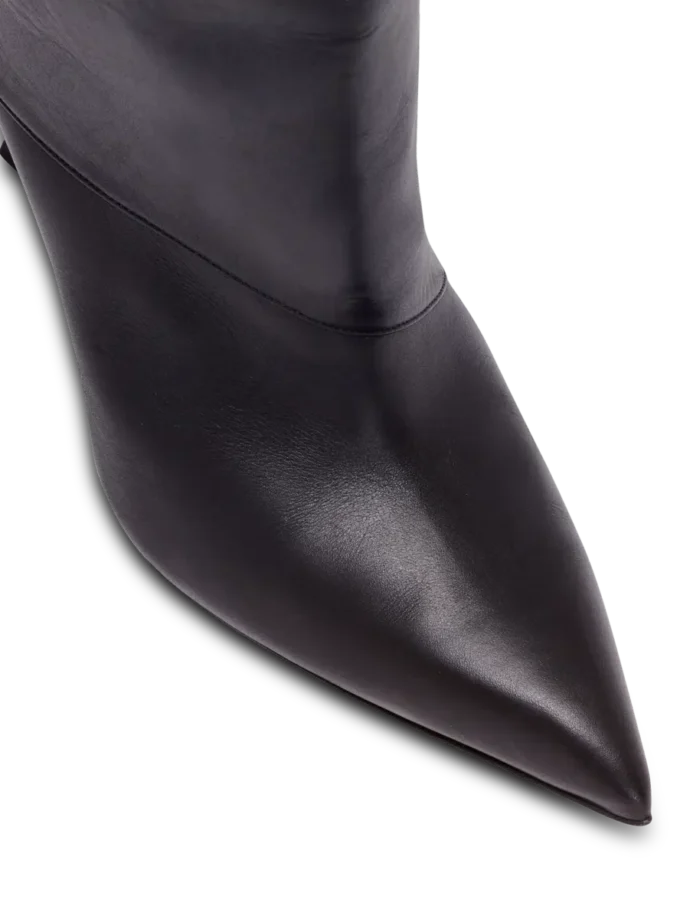 Lederstiefel mit gedrehtem Absatz Lederstiefel mit gedrehtem Absatz
