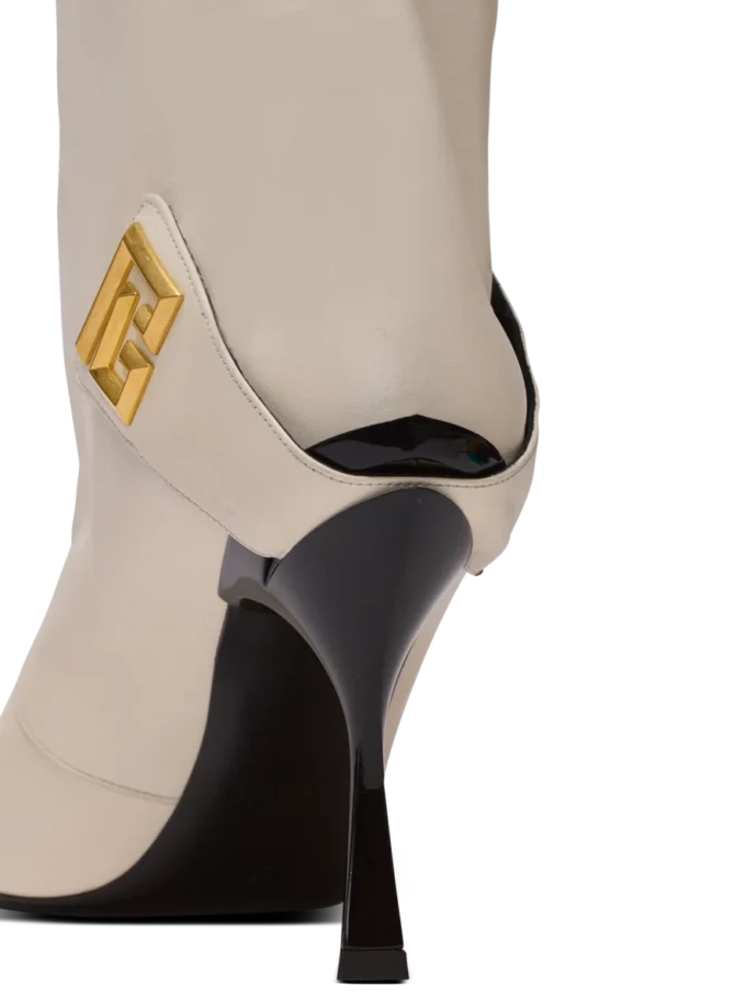 Lederstiefel mit gedrehtem Absatz Lederstiefel mit gedrehtem Absatz