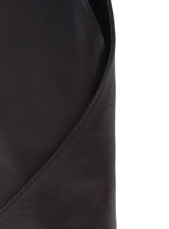 Lederstiefel mit gedrehtem Absatz Lederstiefel mit gedrehtem Absatz