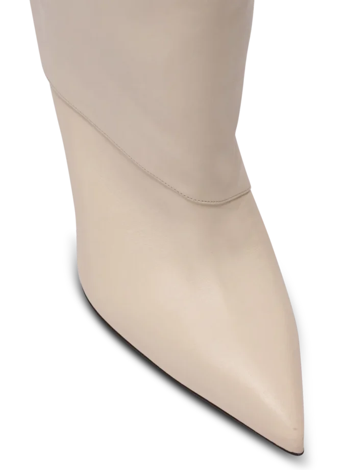 Lederstiefel mit gedrehtem Absatz Lederstiefel mit gedrehtem Absatz