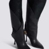 Lederstiefel mit gedrehtem Absatz Lederstiefel mit gedrehtem Absatz