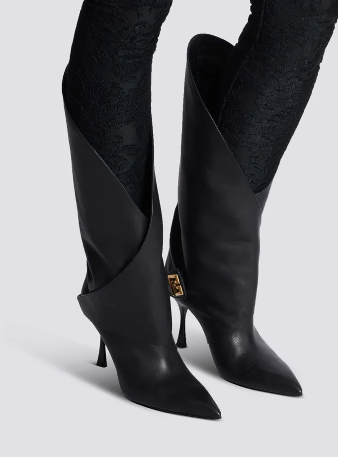 Lederstiefel mit gedrehtem Absatz Lederstiefel mit gedrehtem Absatz