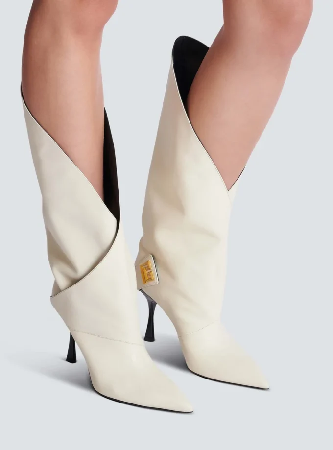 Lederstiefel mit gedrehtem Absatz Lederstiefel mit gedrehtem Absatz