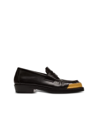 Loafer aus glasiertem Leder mit eckiger Zehenpartie Loafer aus glasiertem Leder mit eckiger Zehenpartie