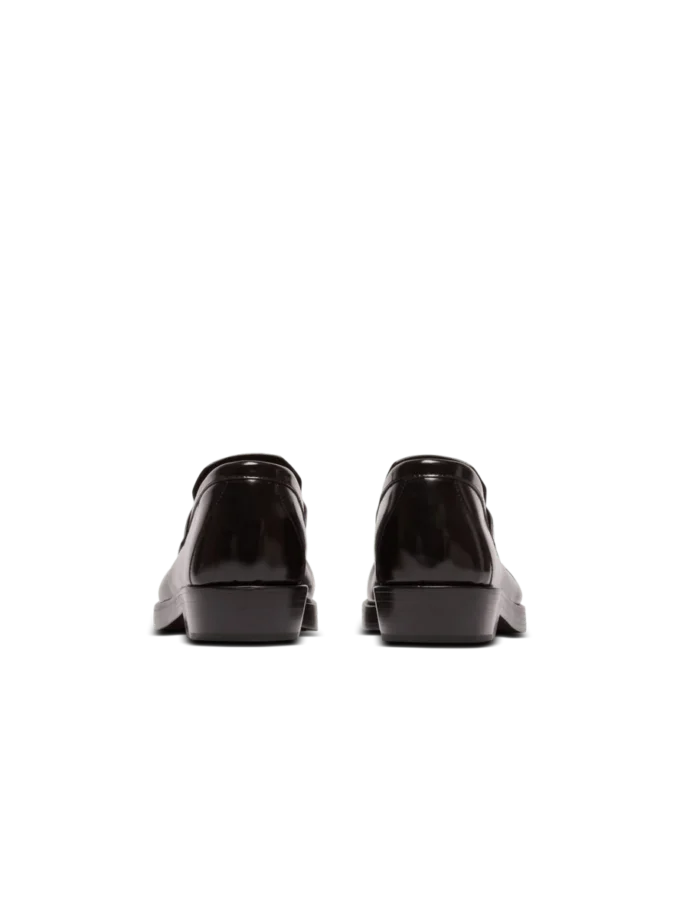 Loafer aus glasiertem Leder mit eckiger Zehenpartie Loafer aus glasiertem Leder mit eckiger Zehenpartie