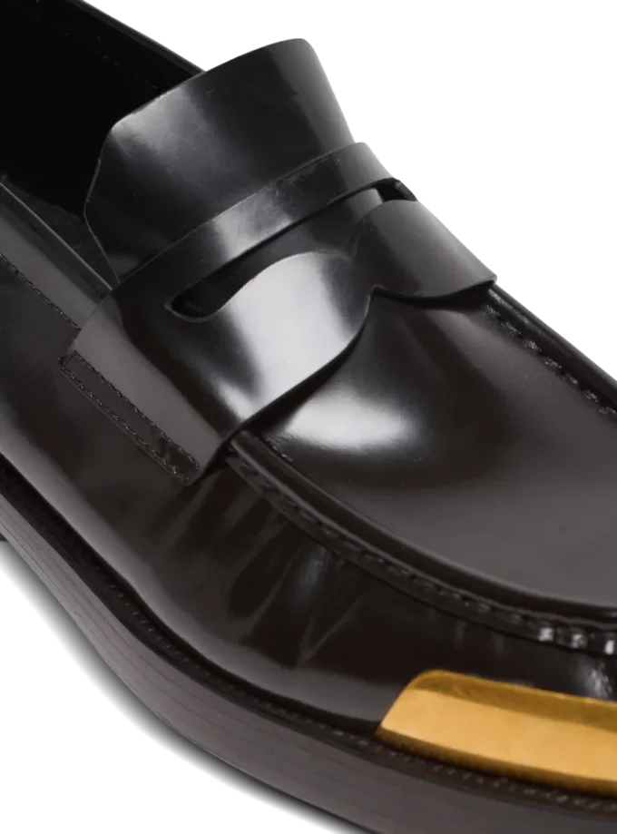Loafer aus glasiertem Leder mit eckiger Zehenpartie Loafer aus glasiertem Leder mit eckiger Zehenpartie