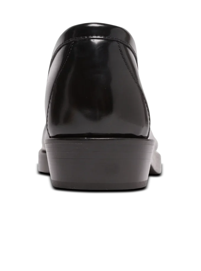 Loafer aus glasiertem Leder mit eckiger Zehenpartie Loafer aus glasiertem Leder mit eckiger Zehenpartie