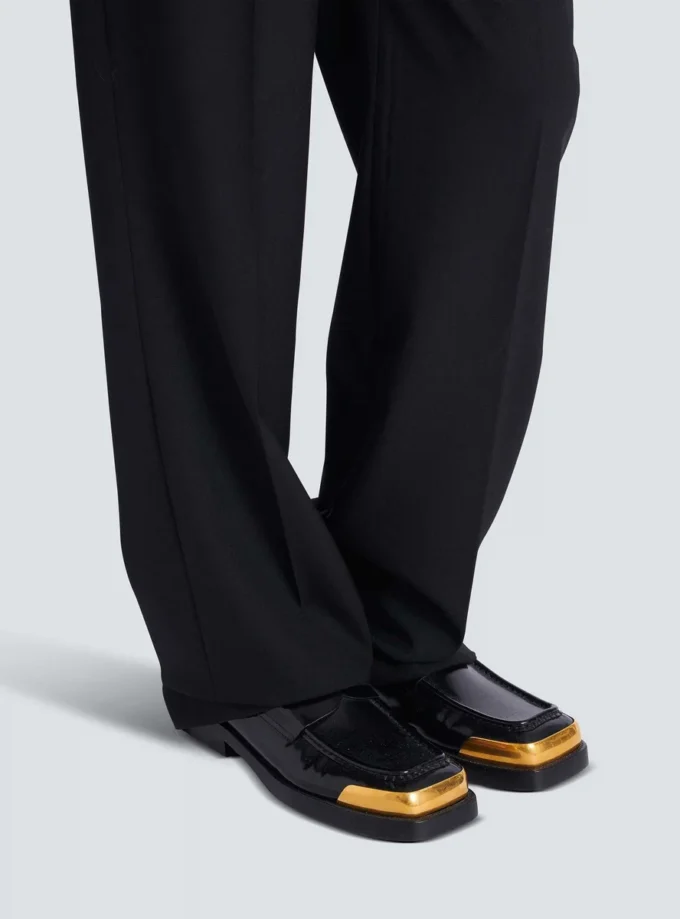 Loafer aus glasiertem Leder mit eckiger Zehenpartie Loafer aus glasiertem Leder mit eckiger Zehenpartie