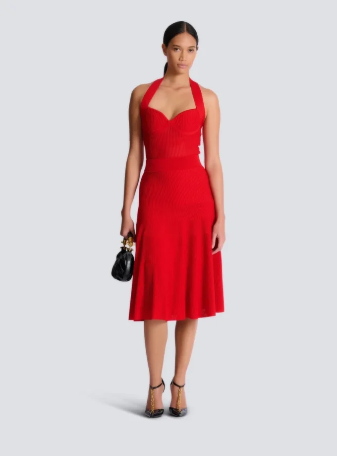 Midi-Kleid aus plissiertem Strick mit Neckholder Midi-Kleid aus plissiertem Strick mit Neckholder