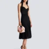 Midi-Kleid aus plissiertem Strick mit Neckholder Midi-Kleid aus plissiertem Strick mit Neckholder