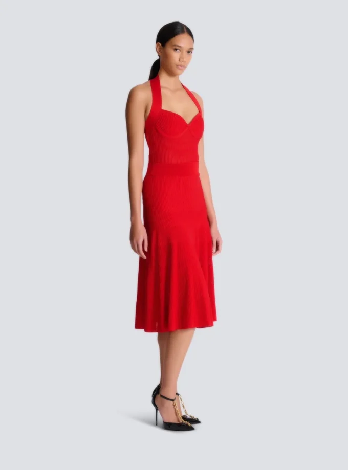 Midi-Kleid aus plissiertem Strick mit Neckholder Midi-Kleid aus plissiertem Strick mit Neckholder