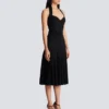 Midi-Kleid aus plissiertem Strick mit Neckholder Midi-Kleid aus plissiertem Strick mit Neckholder