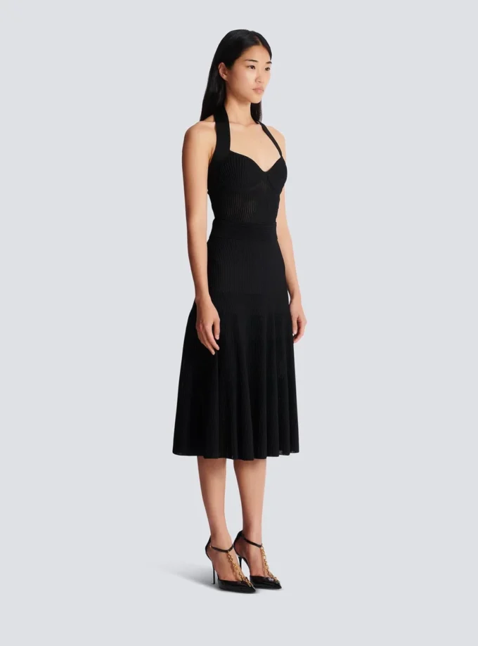 Midi-Kleid aus plissiertem Strick mit Neckholder Midi-Kleid aus plissiertem Strick mit Neckholder
