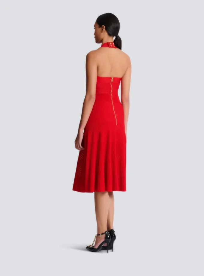 Midi-Kleid aus plissiertem Strick mit Neckholder Midi-Kleid aus plissiertem Strick mit Neckholder