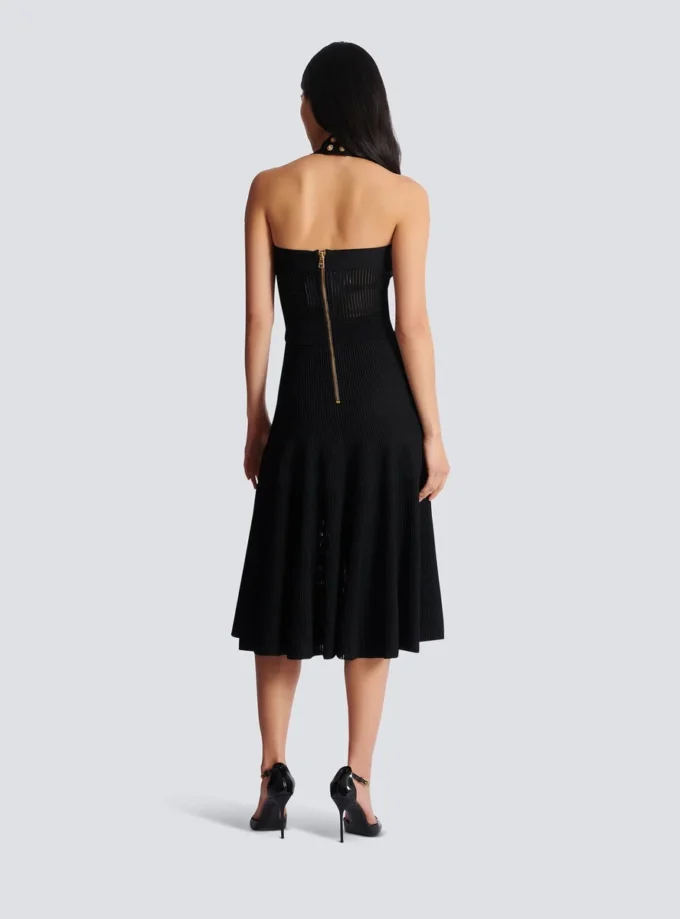 Midi-Kleid aus plissiertem Strick mit Neckholder Midi-Kleid aus plissiertem Strick mit Neckholder