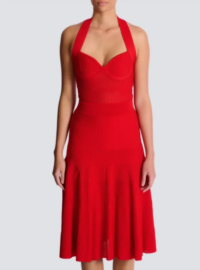 Midi-Kleid aus plissiertem Strick mit Neckholder Midi-Kleid aus plissiertem Strick mit Neckholder