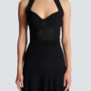 Midi-Kleid aus plissiertem Strick mit Neckholder Midi-Kleid aus plissiertem Strick mit Neckholder