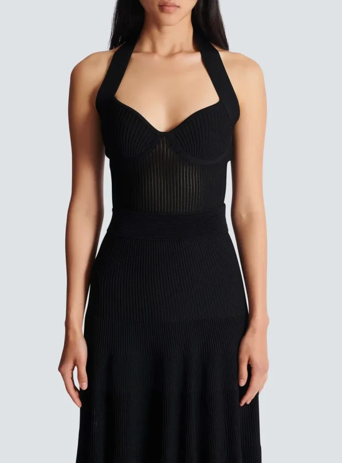 Midi-Kleid aus plissiertem Strick mit Neckholder Midi-Kleid aus plissiertem Strick mit Neckholder