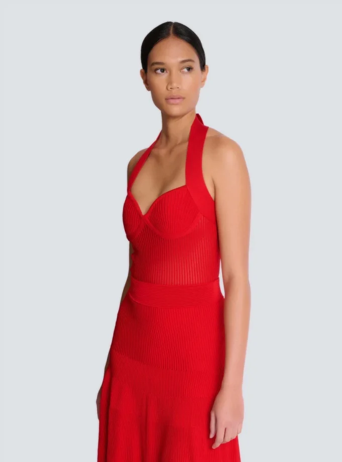 Midi-Kleid aus plissiertem Strick mit Neckholder Midi-Kleid aus plissiertem Strick mit Neckholder