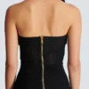 Midi-Kleid aus plissiertem Strick mit Neckholder Midi-Kleid aus plissiertem Strick mit Neckholder