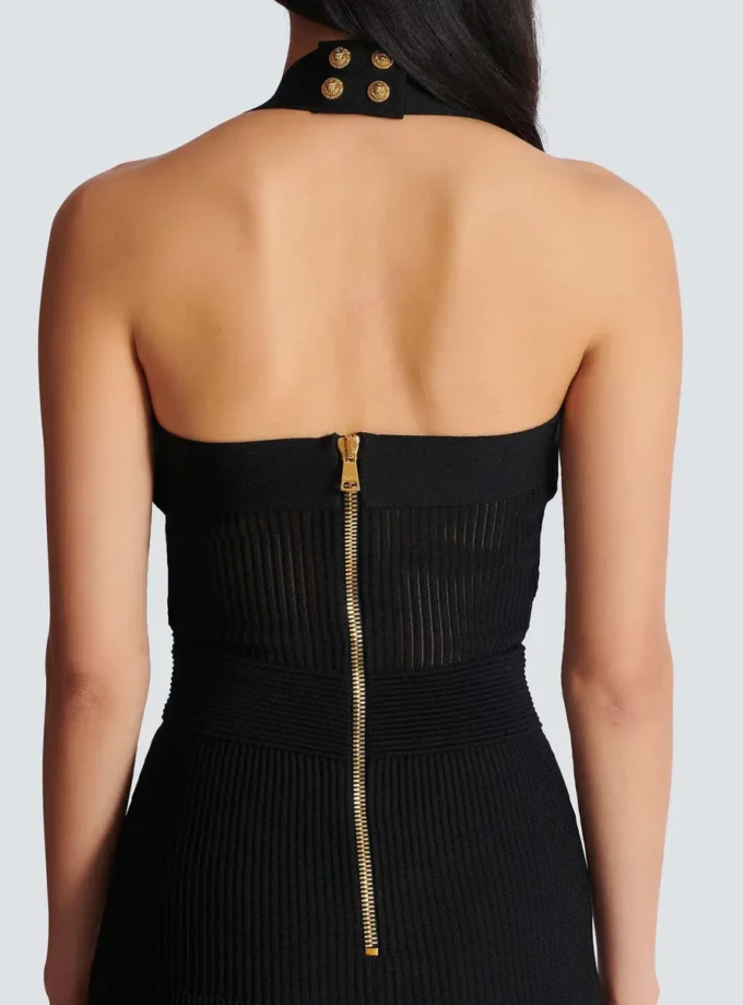 Midi-Kleid aus plissiertem Strick mit Neckholder Midi-Kleid aus plissiertem Strick mit Neckholder