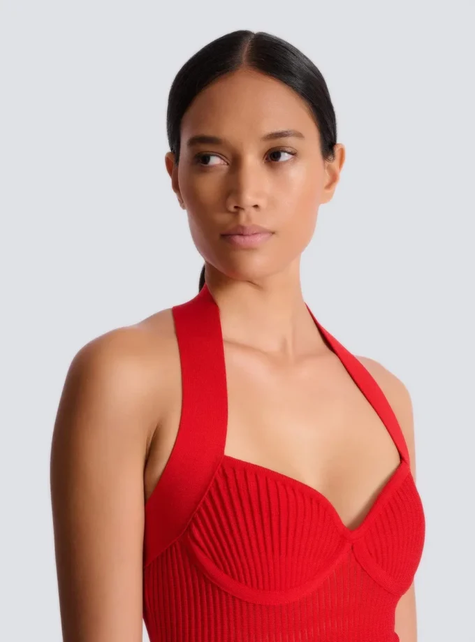 Midi-Kleid aus plissiertem Strick mit Neckholder Midi-Kleid aus plissiertem Strick mit Neckholder