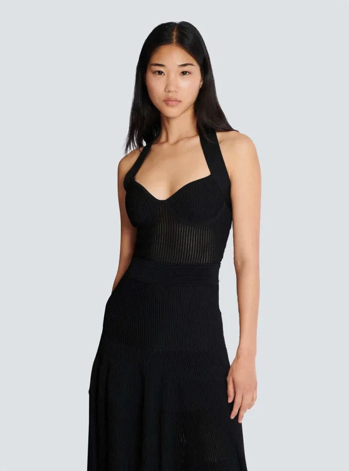 Midi-Kleid aus plissiertem Strick mit Neckholder Midi-Kleid aus plissiertem Strick mit Neckholder