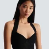 Midi-Kleid aus plissiertem Strick mit Neckholder Midi-Kleid aus plissiertem Strick mit Neckholder