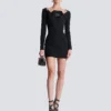 Mini-Kleid mit offenem Ausschnitt und doppeltem Kragen Mini-Kleid mit offenem Ausschnitt und doppeltem Kragen