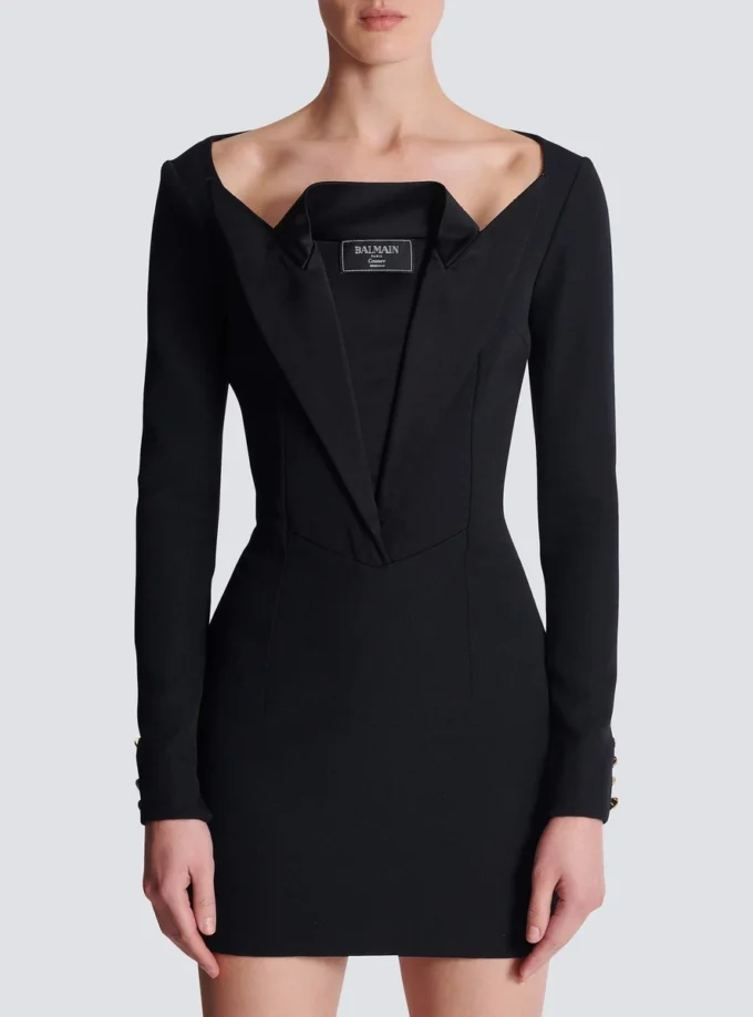 Mini-Kleid mit offenem Ausschnitt und doppeltem Kragen Mini-Kleid mit offenem Ausschnitt und doppeltem Kragen