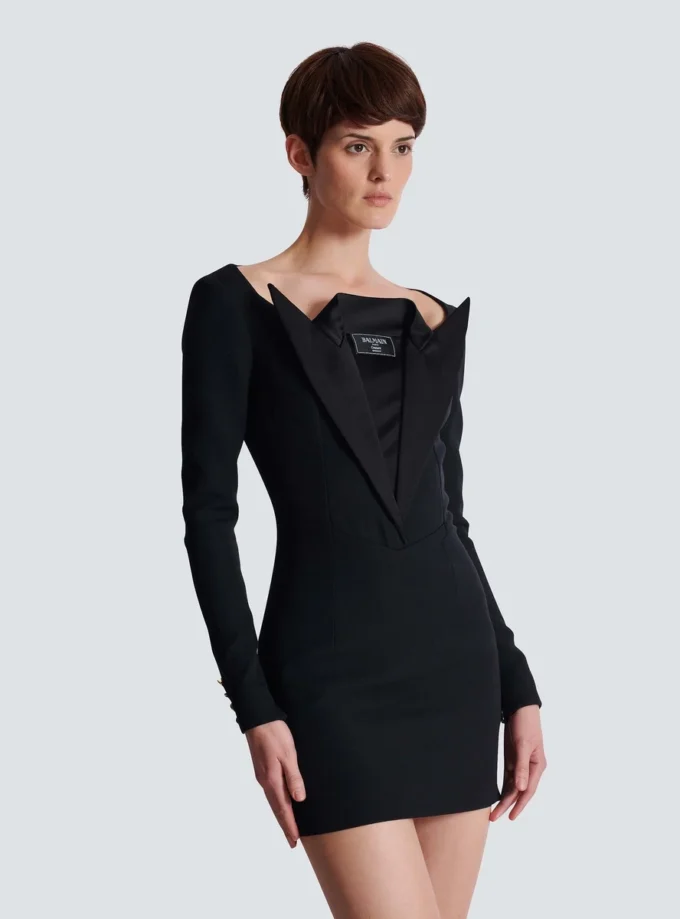 Mini-Kleid mit offenem Ausschnitt und doppeltem Kragen Mini-Kleid mit offenem Ausschnitt und doppeltem Kragen