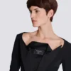 Mini-Kleid mit offenem Ausschnitt und doppeltem Kragen Mini-Kleid mit offenem Ausschnitt und doppeltem Kragen