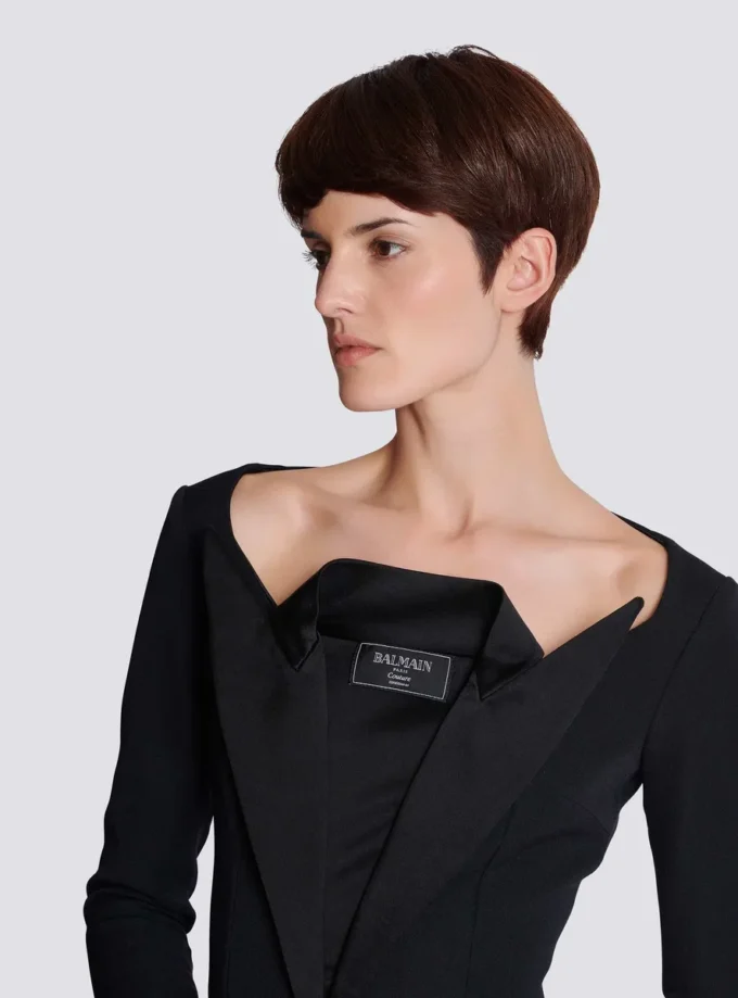 Mini-Kleid mit offenem Ausschnitt und doppeltem Kragen Mini-Kleid mit offenem Ausschnitt und doppeltem Kragen
