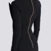 Mini-Kleid mit offenem Ausschnitt und doppeltem Kragen Mini-Kleid mit offenem Ausschnitt und doppeltem Kragen