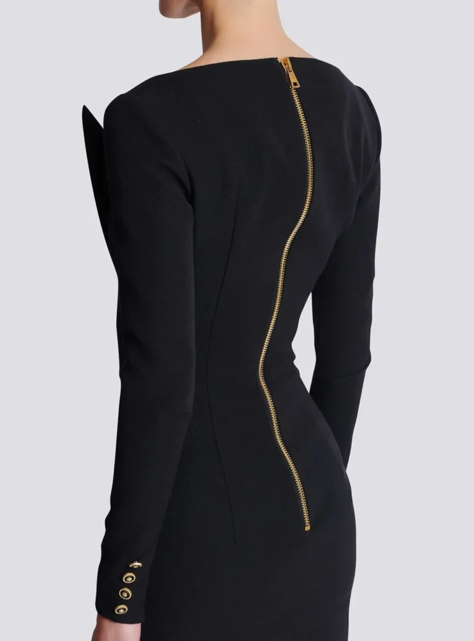 Mini-Kleid mit offenem Ausschnitt und doppeltem Kragen Mini-Kleid mit offenem Ausschnitt und doppeltem Kragen