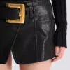 Minirock aus Leder mit Gürtel Minirock aus Leder mit Gürtel