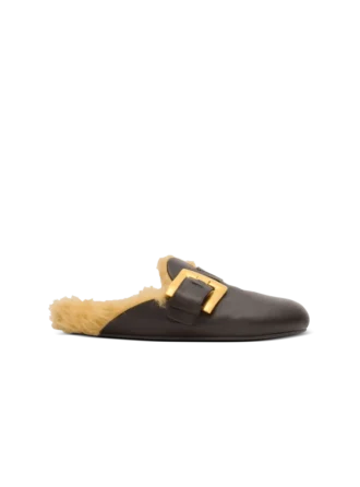 Flache Mules aus Leder und Kunstfell