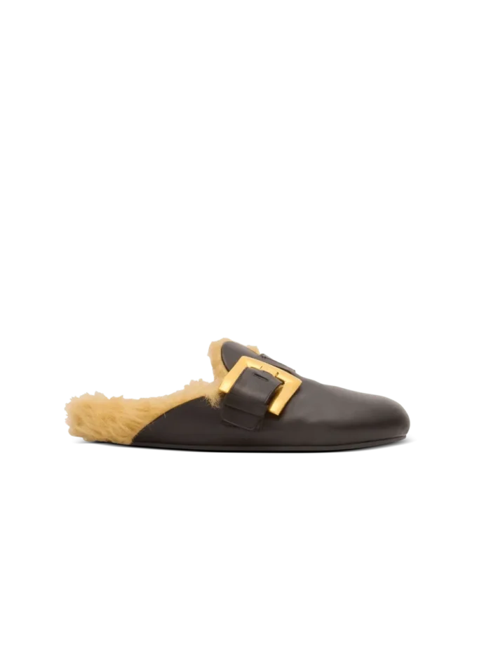 Flache Mules aus Leder und Kunstfell Flache Mules aus Leder und Kunstfell