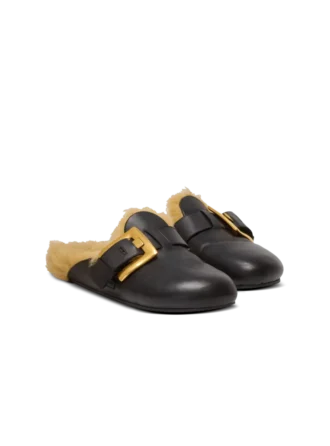 Flache Mules aus Leder und Kunstfell